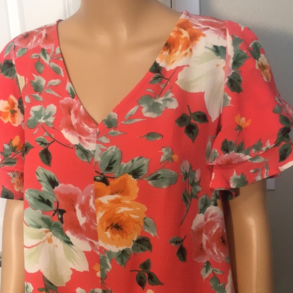 NWT Floral V-Neck Top w/Tiered Short Sleeves - Picture 5 of 16